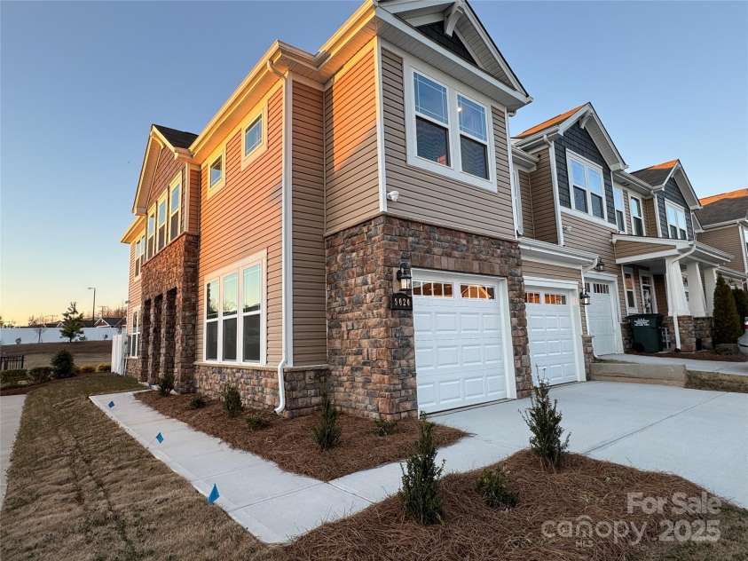 9020 Northfield Crossing Drive, Charlotte, NC 28269.  MLS# CAR4220979, YatesRealty ID 10987. 