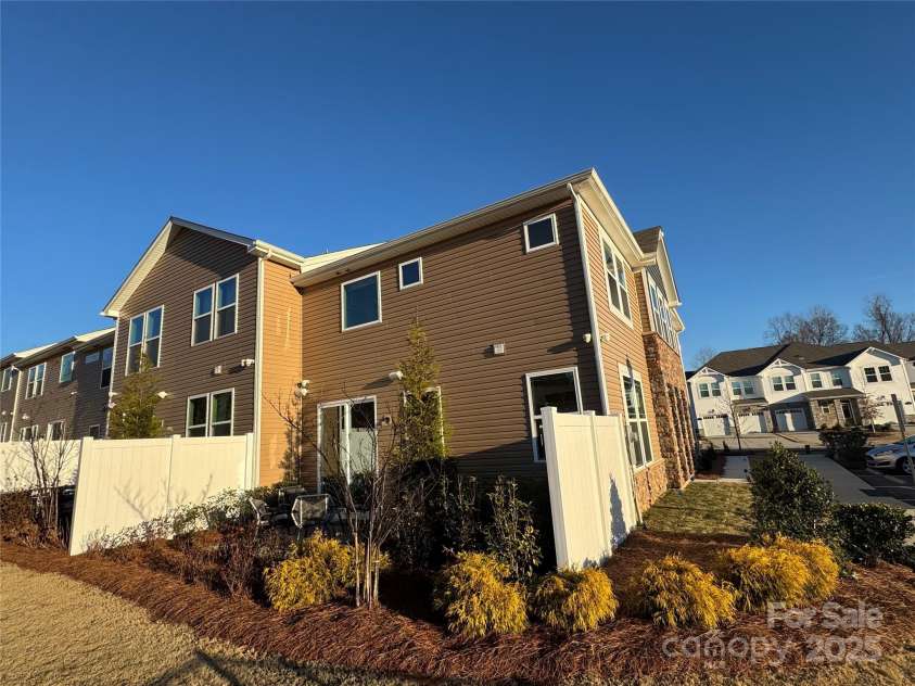 9020 Northfield Crossing Drive, Charlotte, NC 28269.  MLS# CAR4220979, YatesRealty ID 10987. 