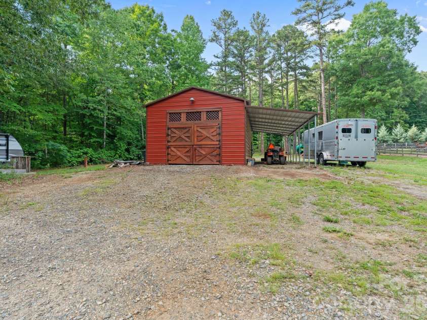 9870 Harvest Lane, Davidson, NC 28036.  MLS# CAR4385994, YatesRealty ID 10989. Barn