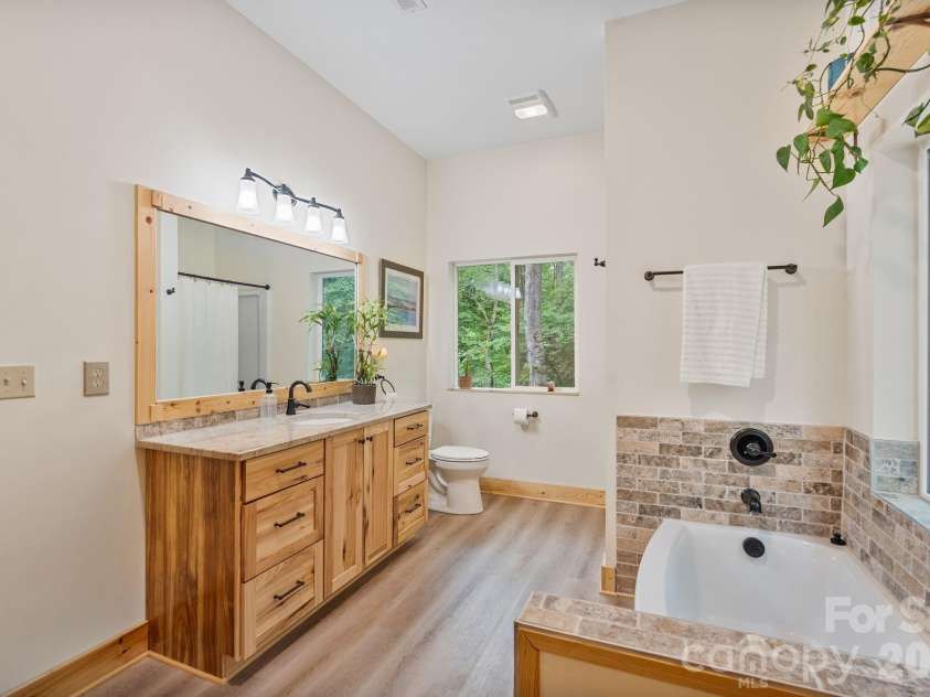 9870 Harvest Lane, Davidson, NC 28036.  MLS# CAR4385994, YatesRealty ID 10989. Barndominium primary bathroom