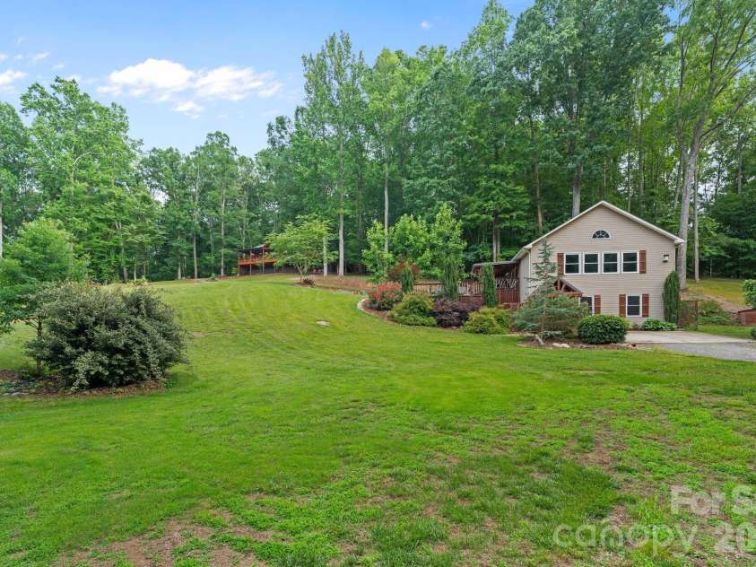 9870 Harvest Lane, Davidson, NC 28036.  MLS# CAR4385994, YatesRealty ID 10989. Cottage