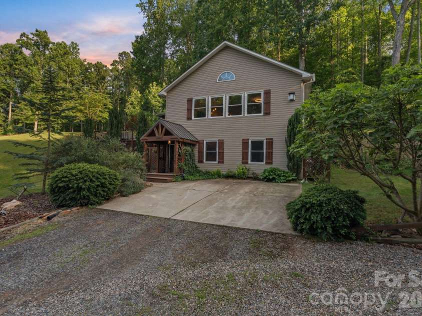 9870 Harvest Lane, Davidson, NC 28036.  MLS# CAR4385994, YatesRealty ID 10989. Cottage