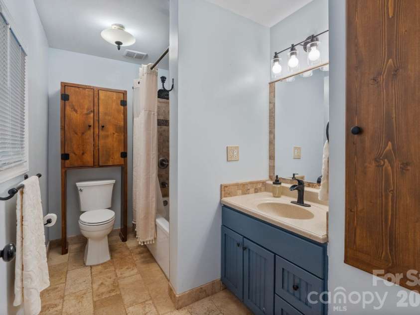 9870 Harvest Lane, Davidson, NC 28036.  MLS# CAR4385994, YatesRealty ID 10989. Cottage bath