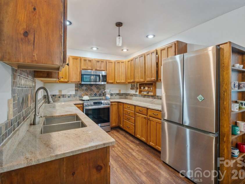 9870 Harvest Lane, Davidson, NC 28036.  MLS# CAR4385994, YatesRealty ID 10989. Cottage kitchen