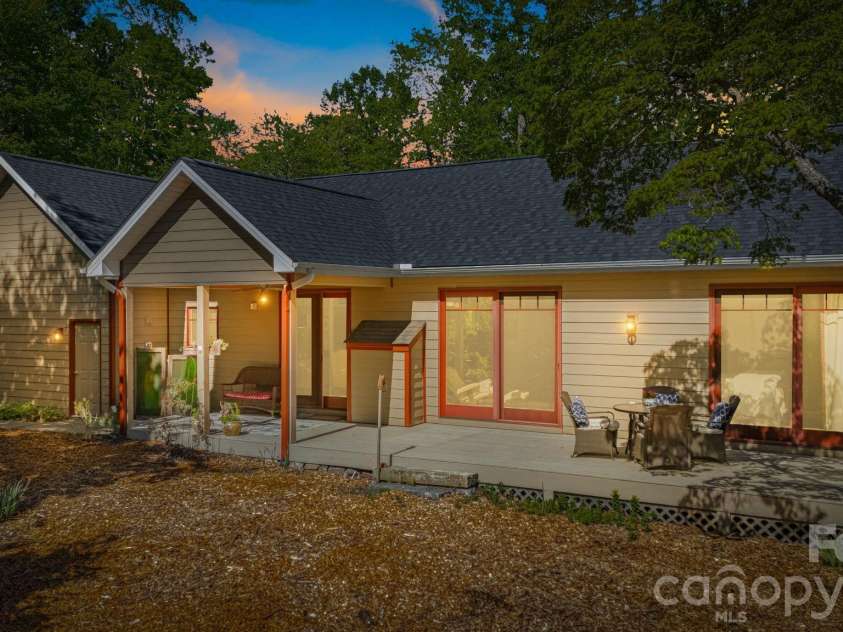 411 Alta Circle, Hendersonville, NC 28739.  MLS# CAR4250586, YatesRealty ID 1099. 