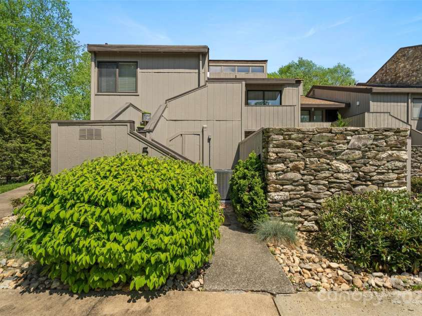 5 Lakemoor Lane, Hendersonville, NC 28739.  MLS# CAR4253352, YatesRealty ID 10990. 