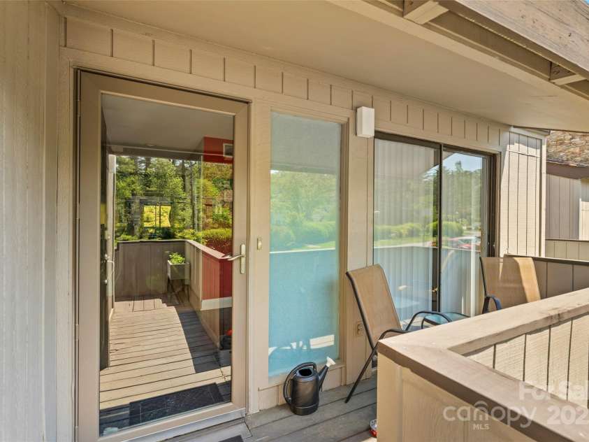 5 Lakemoor Lane, Hendersonville, NC 28739.  MLS# CAR4253352, YatesRealty ID 10990. 