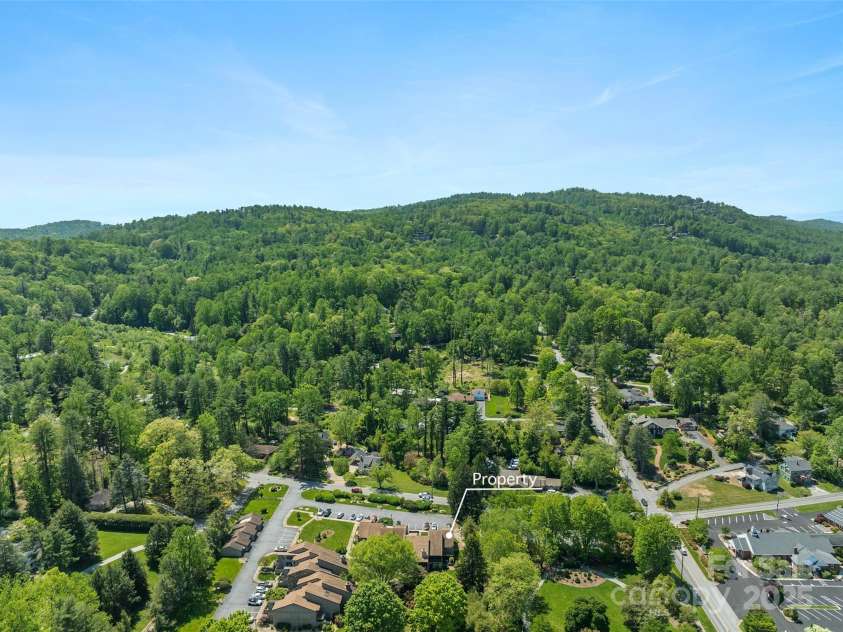 5 Lakemoor Lane, Hendersonville, NC 28739.  MLS# CAR4253352, YatesRealty ID 10990. 