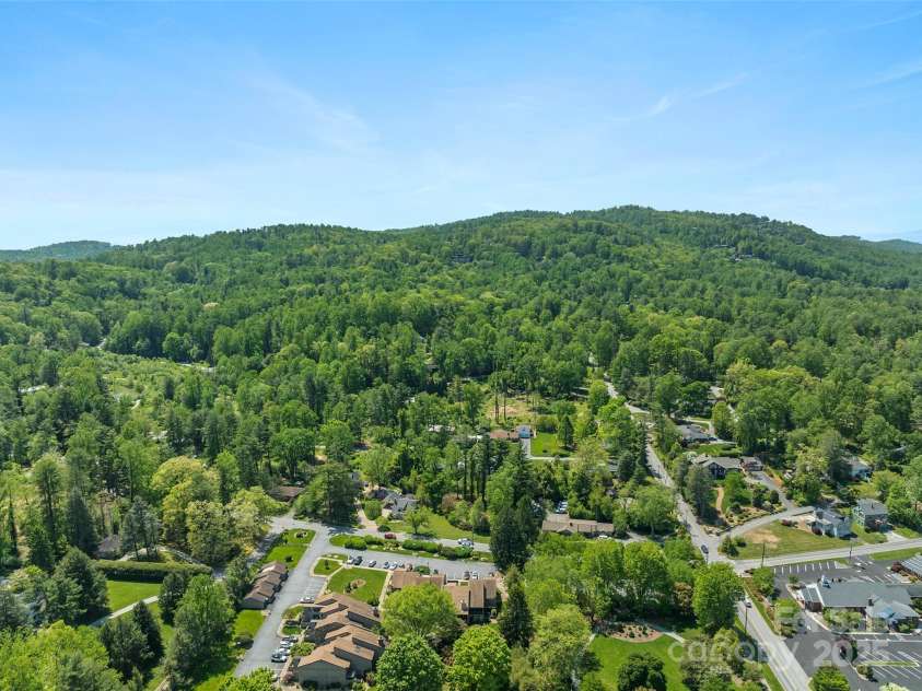 5 Lakemoor Lane, Hendersonville, NC 28739.  MLS# CAR4253352, YatesRealty ID 10990. 