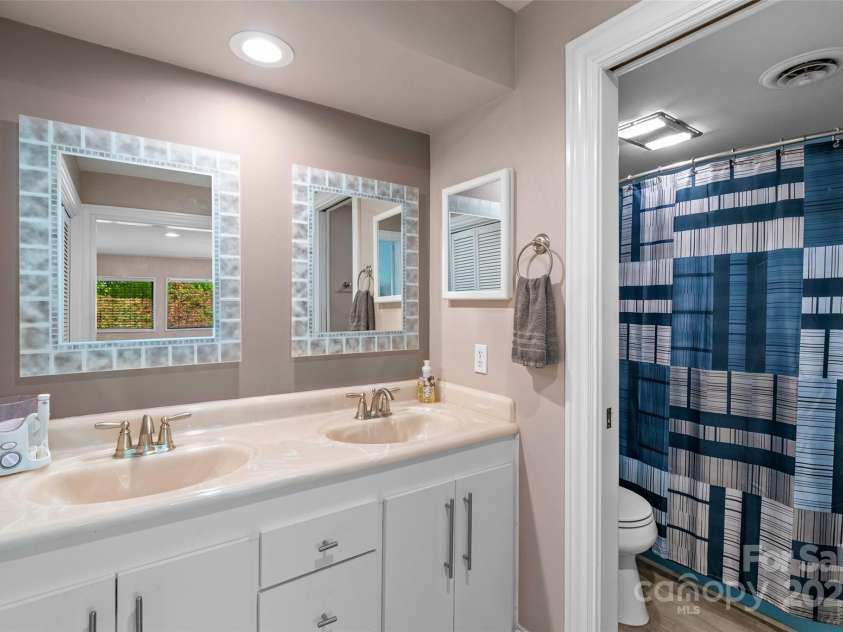 5 Lakemoor Lane, Hendersonville, NC 28739.  MLS# CAR4253352, YatesRealty ID 10990. Primary bath