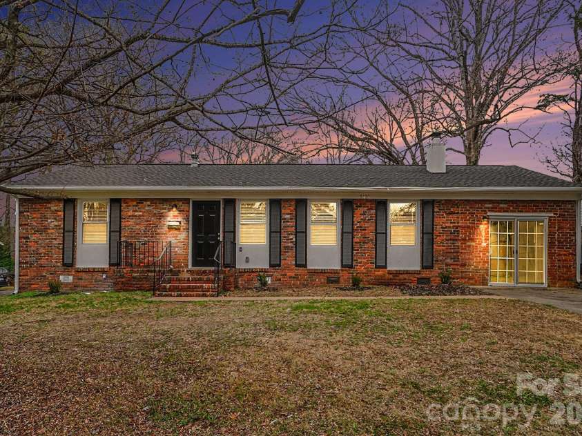 3431 Shamrock Drive, Charlotte, NC 28215.  MLS# CAR4335040, YatesRealty ID 10992. 