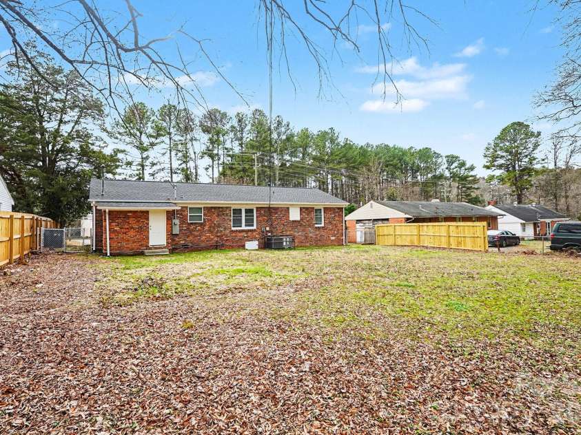 3431 Shamrock Drive, Charlotte, NC 28215.  MLS# CAR4335040, YatesRealty ID 10992. 