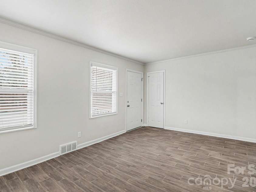3431 Shamrock Drive, Charlotte, NC 28215.  MLS# CAR4335040, YatesRealty ID 10992. 
