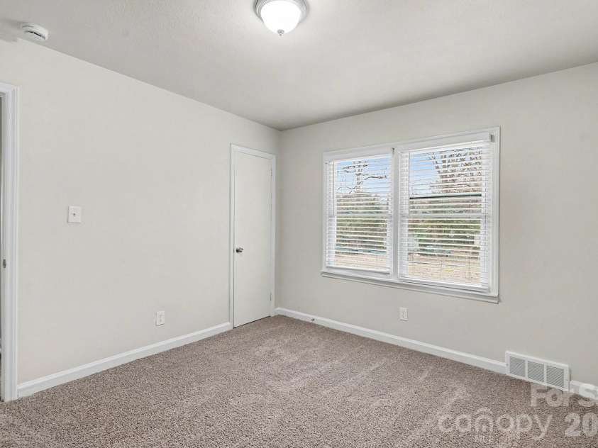 3431 Shamrock Drive, Charlotte, NC 28215.  MLS# CAR4335040, YatesRealty ID 10992. 