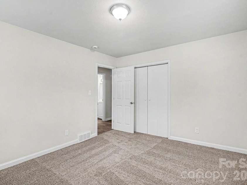 3431 Shamrock Drive, Charlotte, NC 28215.  MLS# CAR4335040, YatesRealty ID 10992. 