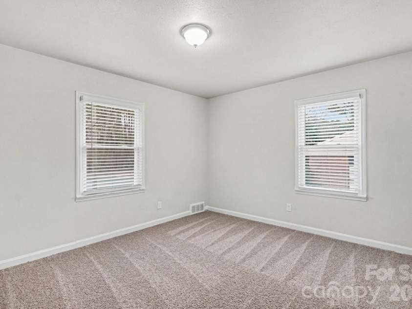 3431 Shamrock Drive, Charlotte, NC 28215.  MLS# CAR4335040, YatesRealty ID 10992. 