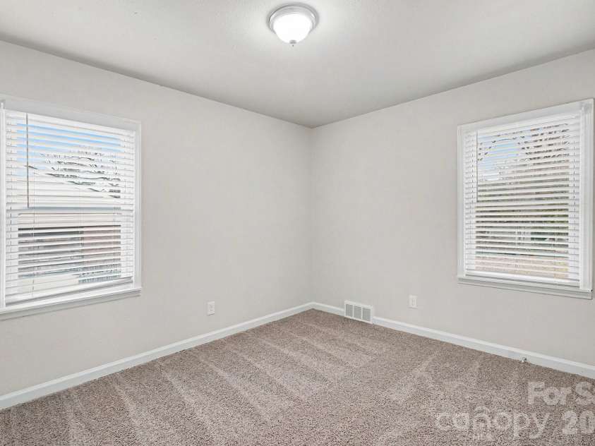 3431 Shamrock Drive, Charlotte, NC 28215.  MLS# CAR4335040, YatesRealty ID 10992. 