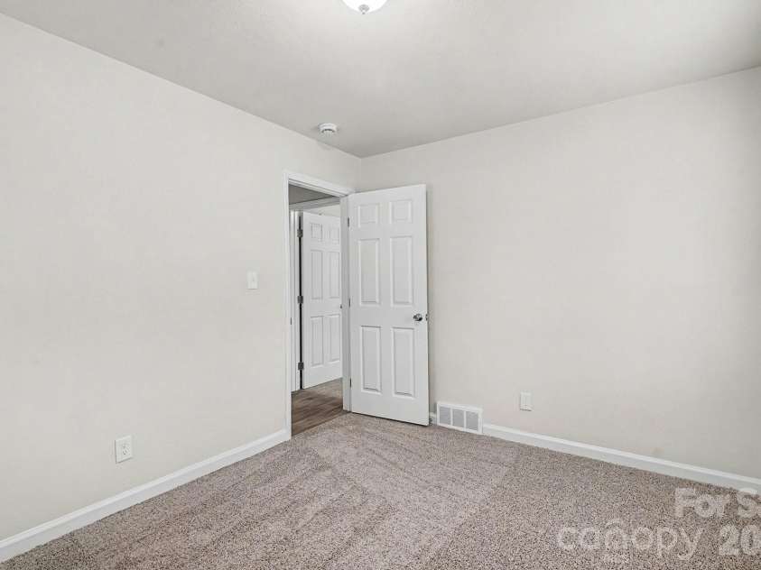 3431 Shamrock Drive, Charlotte, NC 28215.  MLS# CAR4335040, YatesRealty ID 10992. 