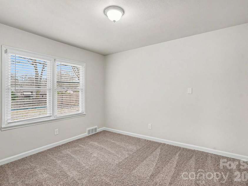 3431 Shamrock Drive, Charlotte, NC 28215.  MLS# CAR4335040, YatesRealty ID 10992. 