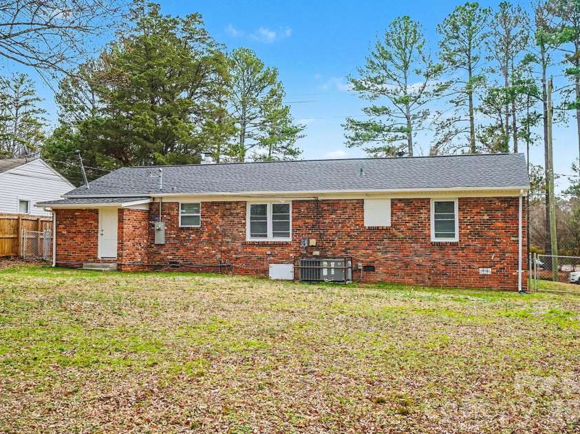 3431 Shamrock Drive, Charlotte, NC 28215.  MLS# CAR4335040, YatesRealty ID 10992. 