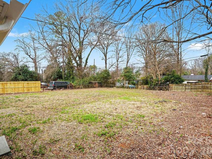 3431 Shamrock Drive, Charlotte, NC 28215.  MLS# CAR4335040, YatesRealty ID 10992. 