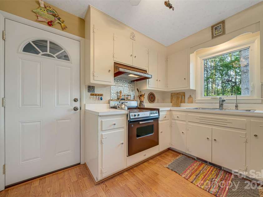 23 Zephyr Drive, Asheville, NC 28806.  MLS# CAR4241105, YatesRealty ID 10993. 