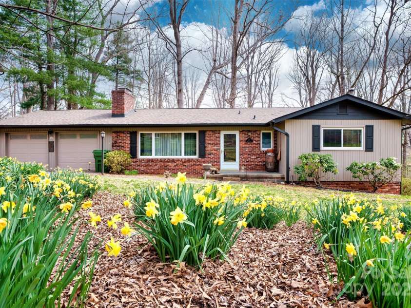 23 Zephyr Drive, Asheville, NC 28806.  MLS# CAR4241105, YatesRealty ID 10993. 