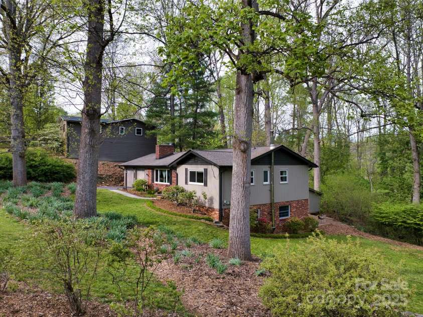 23 Zephyr Drive, Asheville, NC 28806.  MLS# CAR4241105, YatesRealty ID 10993. 
