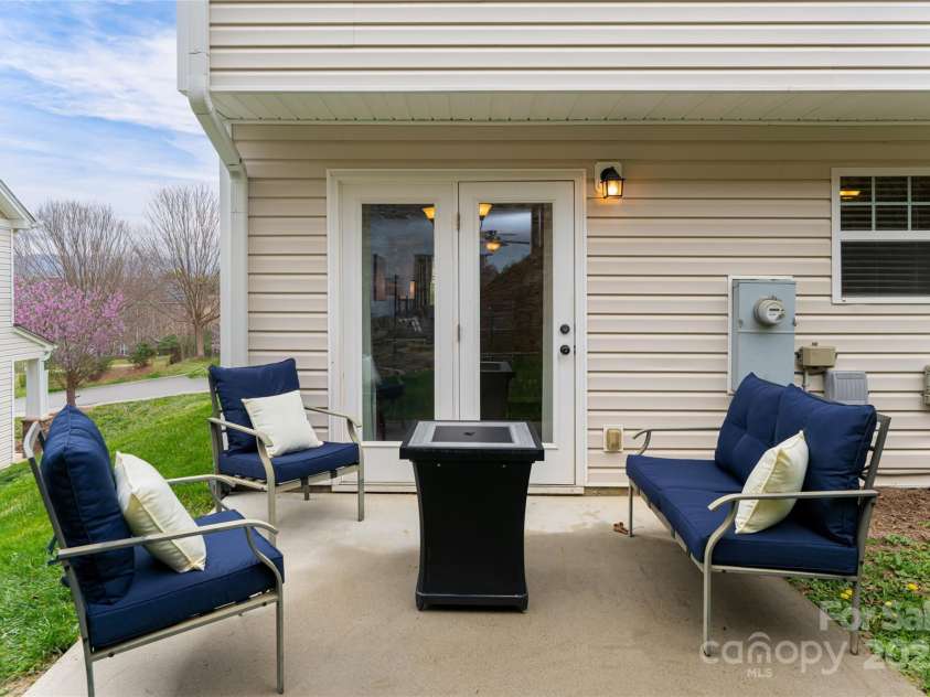 7 Barnett Shoals Drive, Weaverville, NC 28787.  MLS# CAR4242120, YatesRealty ID 10995. 