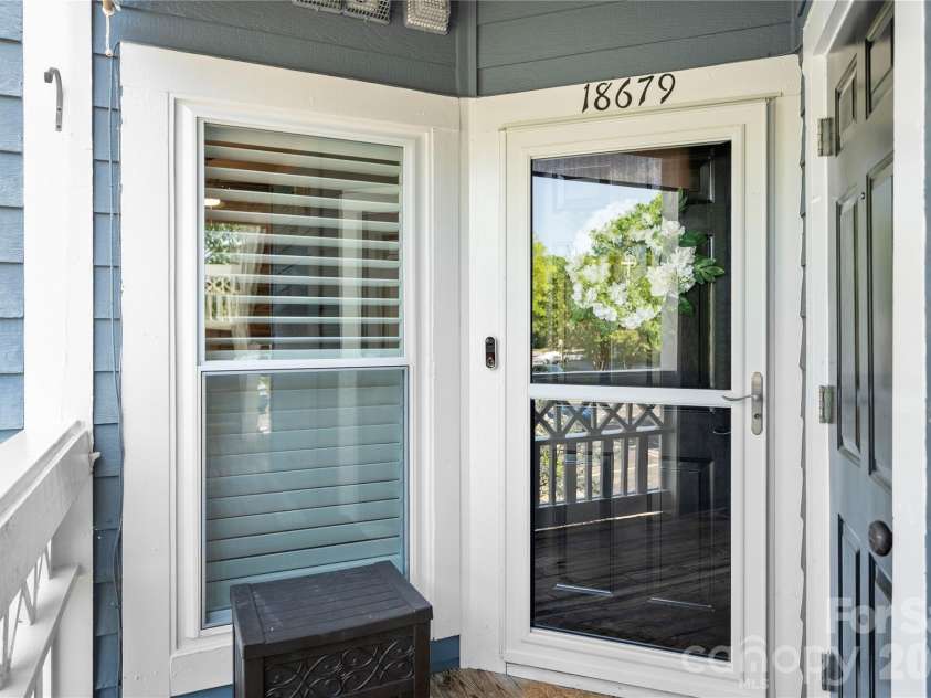 18679 Vineyard Point Lane, Cornelius, NC 28031.  MLS# CAR4366796, YatesRealty ID 10997. 