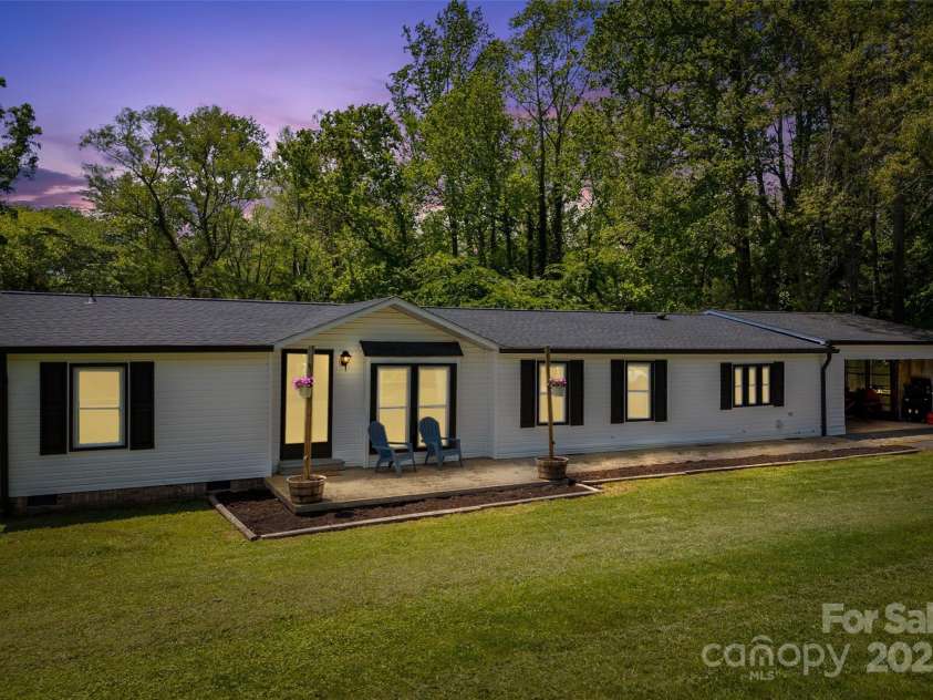 9 Ruby Drive, Hendersonville, NC 28792.  MLS# CAR4252533, YatesRealty ID 10997. 