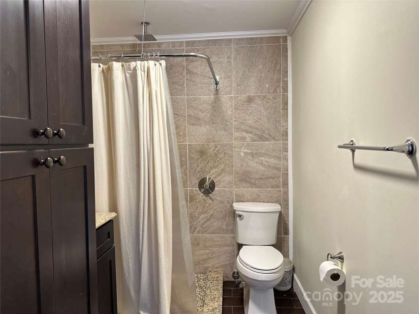 207 Lakeside Avenue, Davidson, NC 28036.  MLS# CAR4239129, YatesRealty ID 10998. Primary en-suite bath