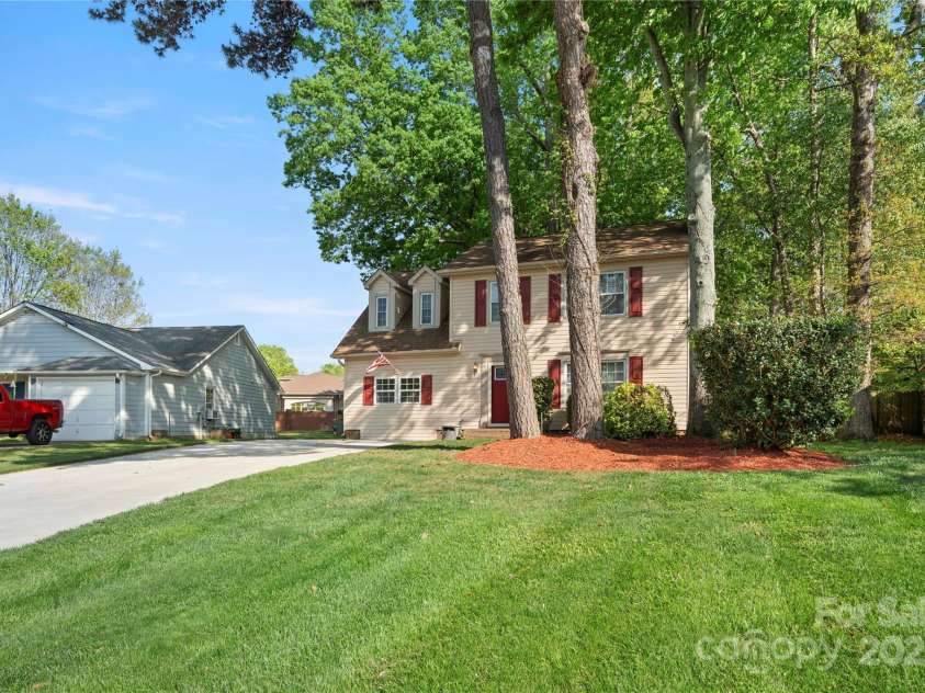7220 Spring Morning Lane, Charlotte, NC 28227.  MLS# CAR4245320, YatesRealty ID 10999. 