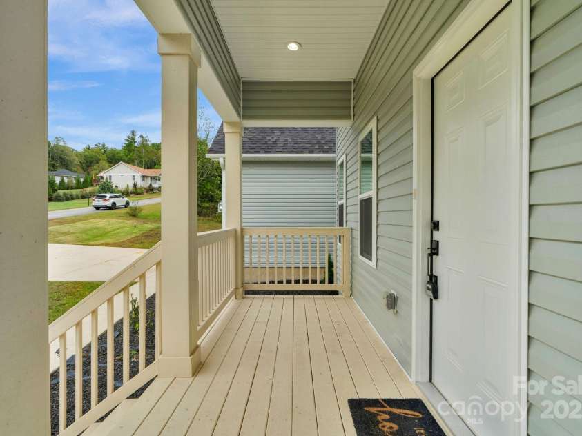 142 Crystal Heights Drive, Hendersonville, NC 28739.  MLS# CAR4310051, YatesRealty ID 110. 