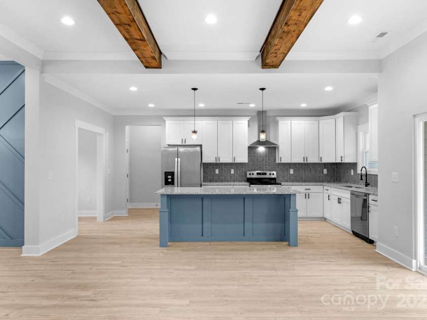 142 Crystal Heights Drive, Hendersonville, NC 28739.  MLS# CAR4310051, YatesRealty ID 110. Kitchen Island Breakfast area