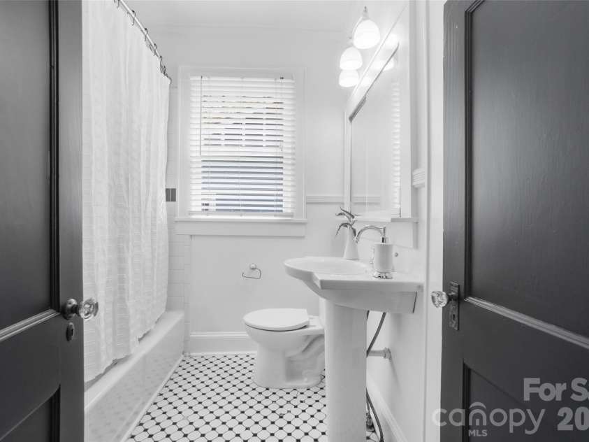 2221 8th Street, Charlotte, NC 28204.  MLS# CAR4367783, YatesRealty ID 11000. 