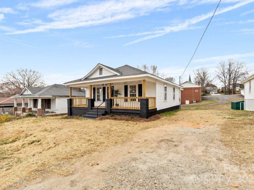 612 Miller Street, Kannapolis, NC 28081.  MLS# CAR4226546, YatesRealty ID 11001. 