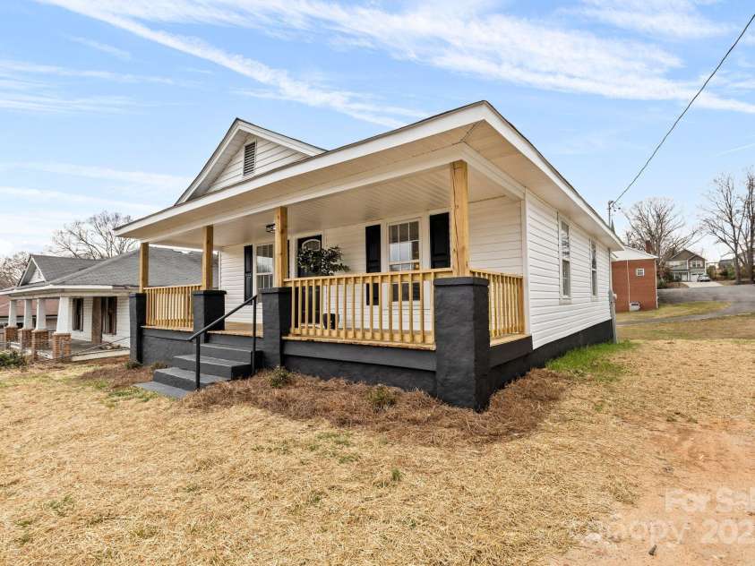 612 Miller Street, Kannapolis, NC 28081.  MLS# CAR4226546, YatesRealty ID 11001. 