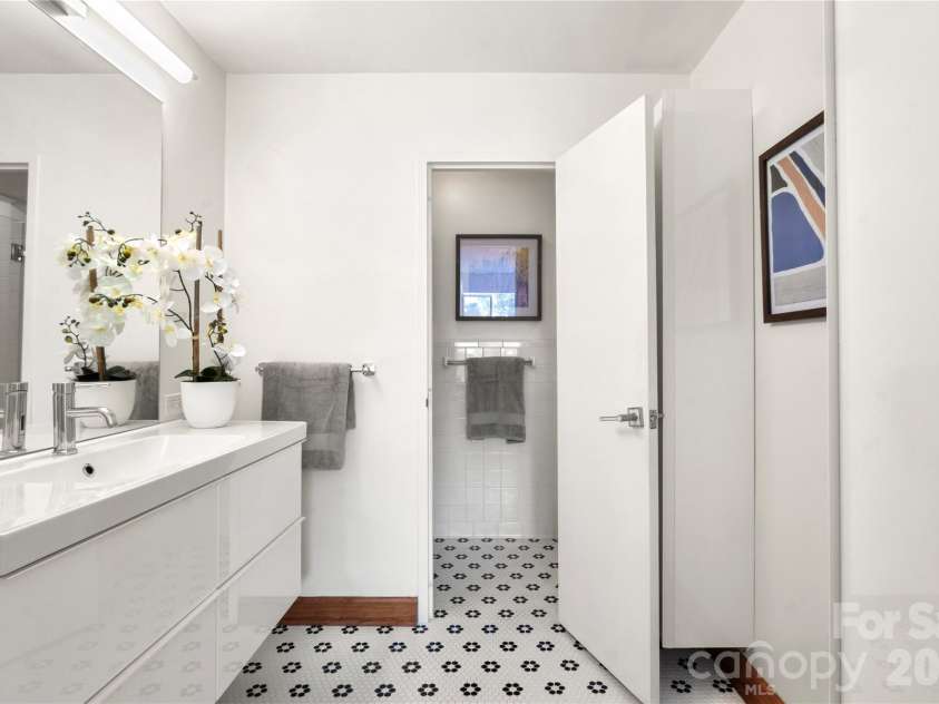 1300 Queens Road, Charlotte, NC 28207.  MLS# CAR4376453, YatesRealty ID 11002. 