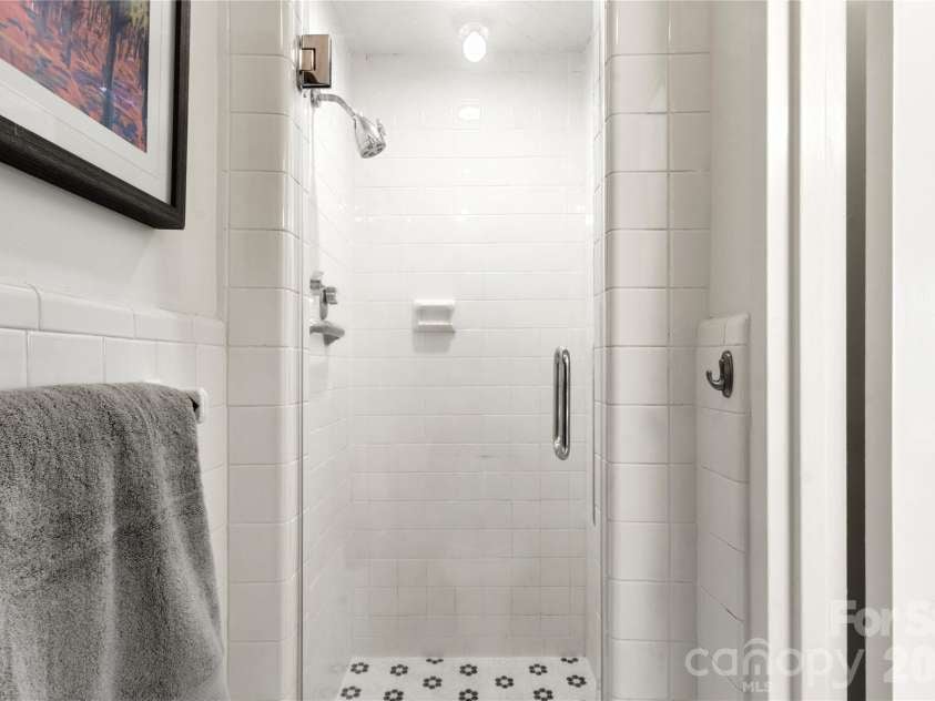 1300 Queens Road, Charlotte, NC 28207.  MLS# CAR4376453, YatesRealty ID 11002. 