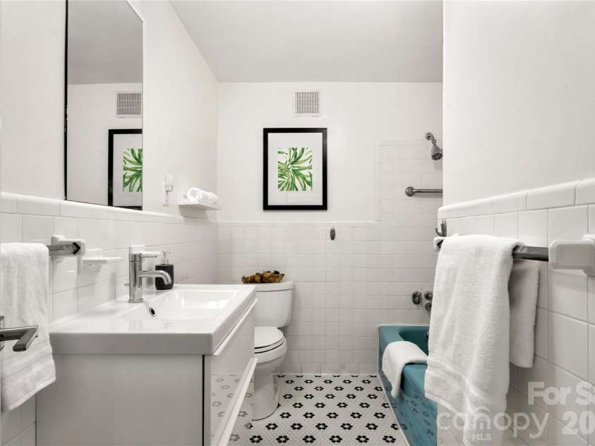 1300 Queens Road, Charlotte, NC 28207.  MLS# CAR4376453, YatesRealty ID 11002. 