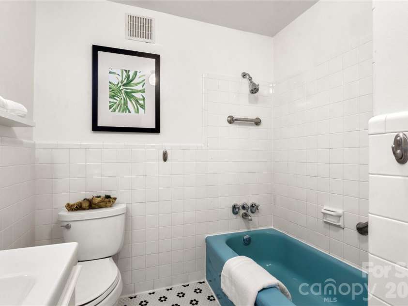 1300 Queens Road, Charlotte, NC 28207.  MLS# CAR4376453, YatesRealty ID 11002. 