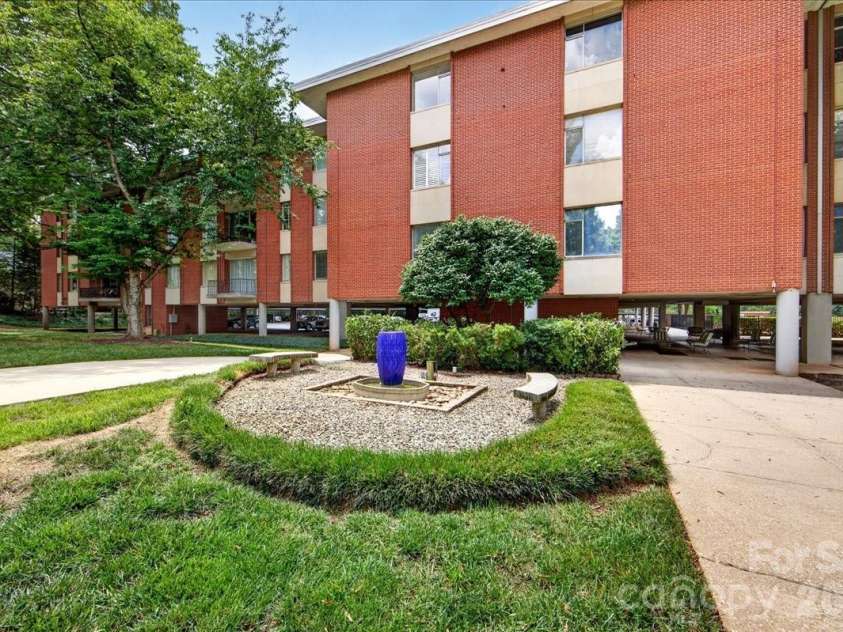 1300 Queens Road, Charlotte, NC 28207.  MLS# CAR4414107, YatesRealty ID 11002. 