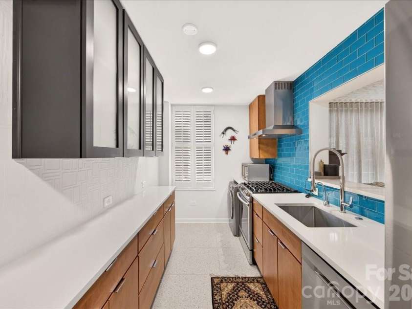 1300 Queens Road, Charlotte, NC 28207.  MLS# CAR4414107, YatesRealty ID 11002. 