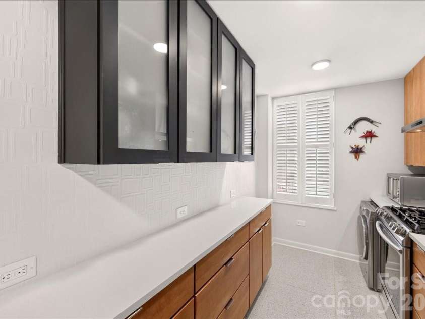 1300 Queens Road, Charlotte, NC 28207.  MLS# CAR4414107, YatesRealty ID 11002. 