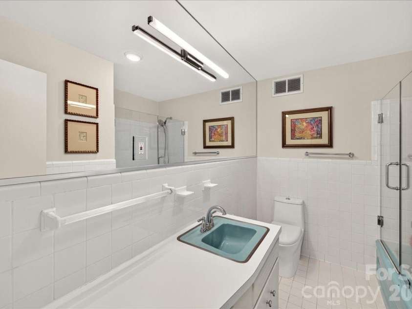 1300 Queens Road, Charlotte, NC 28207.  MLS# CAR4414107, YatesRealty ID 11002. 