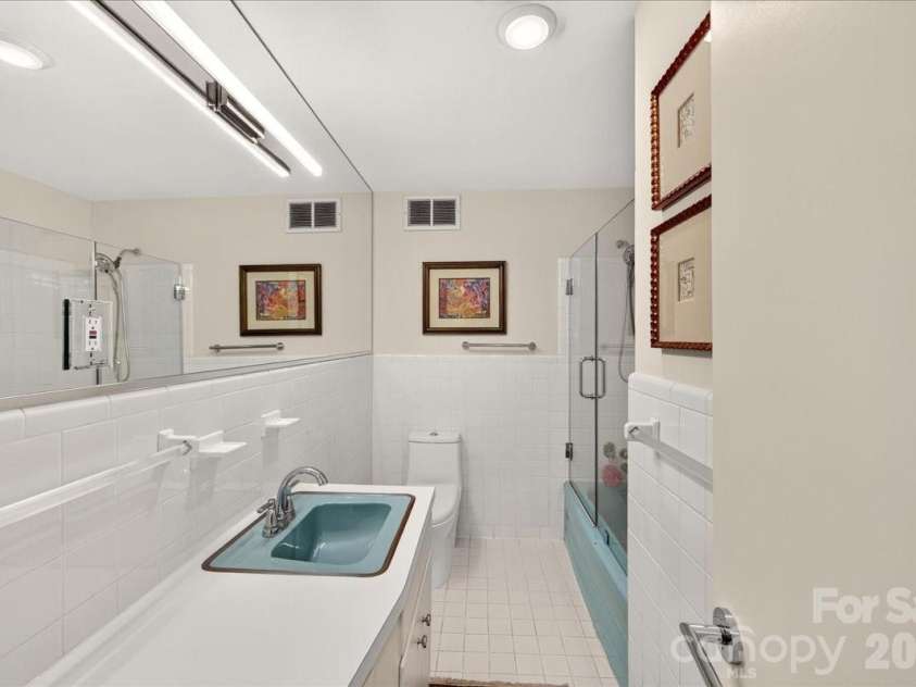 1300 Queens Road, Charlotte, NC 28207.  MLS# CAR4414107, YatesRealty ID 11002. 