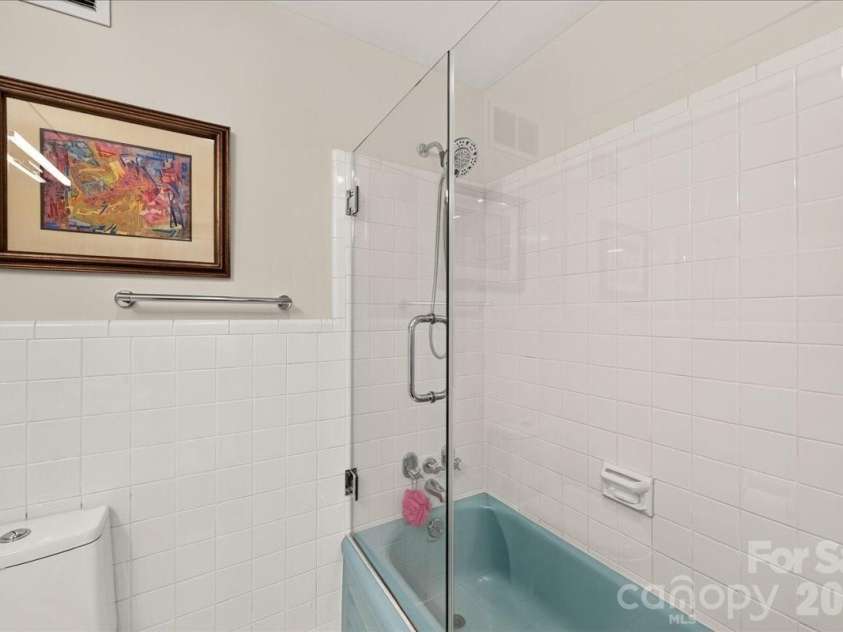 1300 Queens Road, Charlotte, NC 28207.  MLS# CAR4414107, YatesRealty ID 11002. 