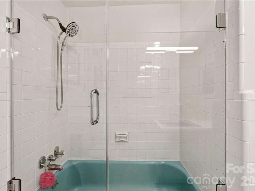 1300 Queens Road, Charlotte, NC 28207.  MLS# CAR4414107, YatesRealty ID 11002. 