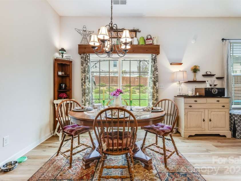 2077 Taney Way, Fort Mill, SC 29707.  MLS# CAR4246046, YatesRealty ID 11002. Eat in kitcheb